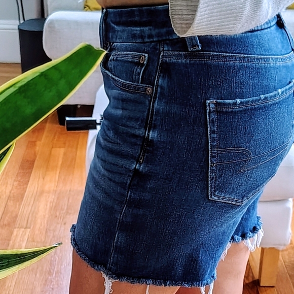 American Eagle Outfitters Dark Blue Frayed Hem Jean Shorts - Picture 5 of 7